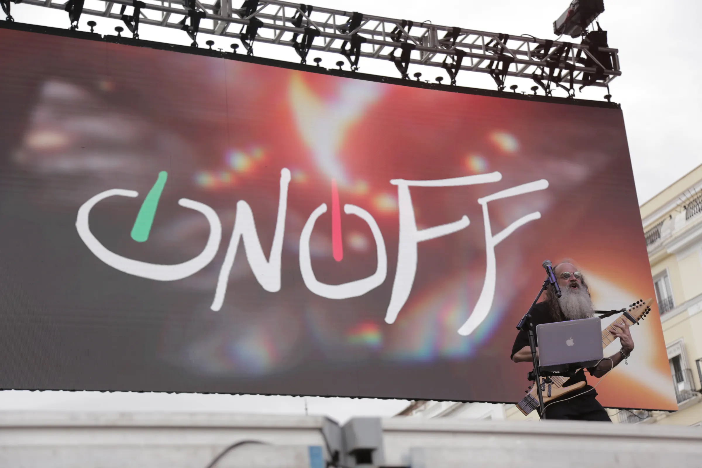 OnOff en vivo en Puerta del Sol, Madrid